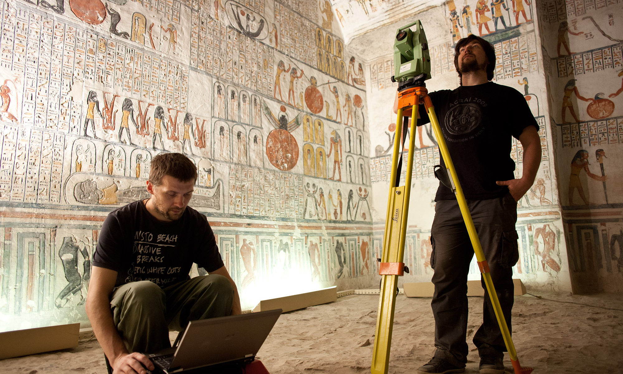 Praca z teodolitem w grobowcu Ramzesa VI, fot. Miron Bogacki