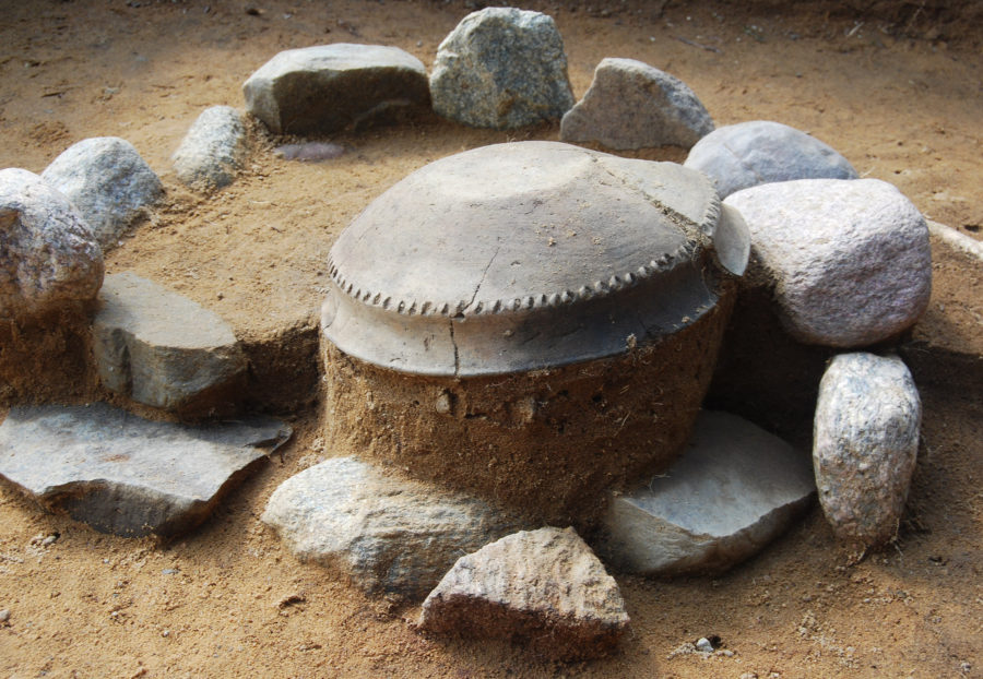 Cremation grave from the Bronze Age on the necropolis at Nowy Łowicz in Pomerania. Photo A. Cieśliński