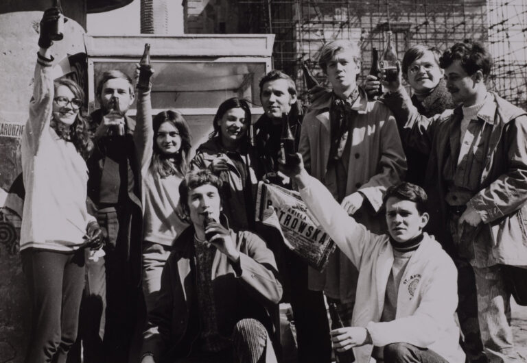 Zdjęcie zrobione w Sandomierzu, na studenckim objeździe naukowym. Kazik stoi drugi od lewej z włosami jeszcze.