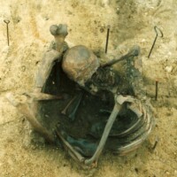 Dudka, Pochówek starszego mężczyzny w pozycji kuczno-siedzącej, mezolit/para-neolit, fot. W. Gumiński, 1999 r.