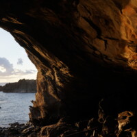 Jaskinia Ana Kai Tangata z panelem malowideł naskalnych.