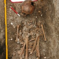 Dudka, Pochówek dziecka z nogami podkurczonymi do góry, mezolit, fot. W. Gumiński, 2000 r.