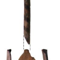 Szczepanki, wiosło z drewna jesionu z hydrodynamicznie wygiętym piórem i spiralnie pomalowanym trzonkiem, para-neolit, fot. W. Gumiński, 2010 r.