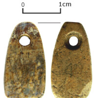 Dudka, zawieszka z szabli dzika, para-neolit, fot. W. Gumiński, 1999 r.