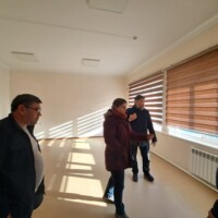 Wizytacja przestrzeni przyszłego laboratorium.